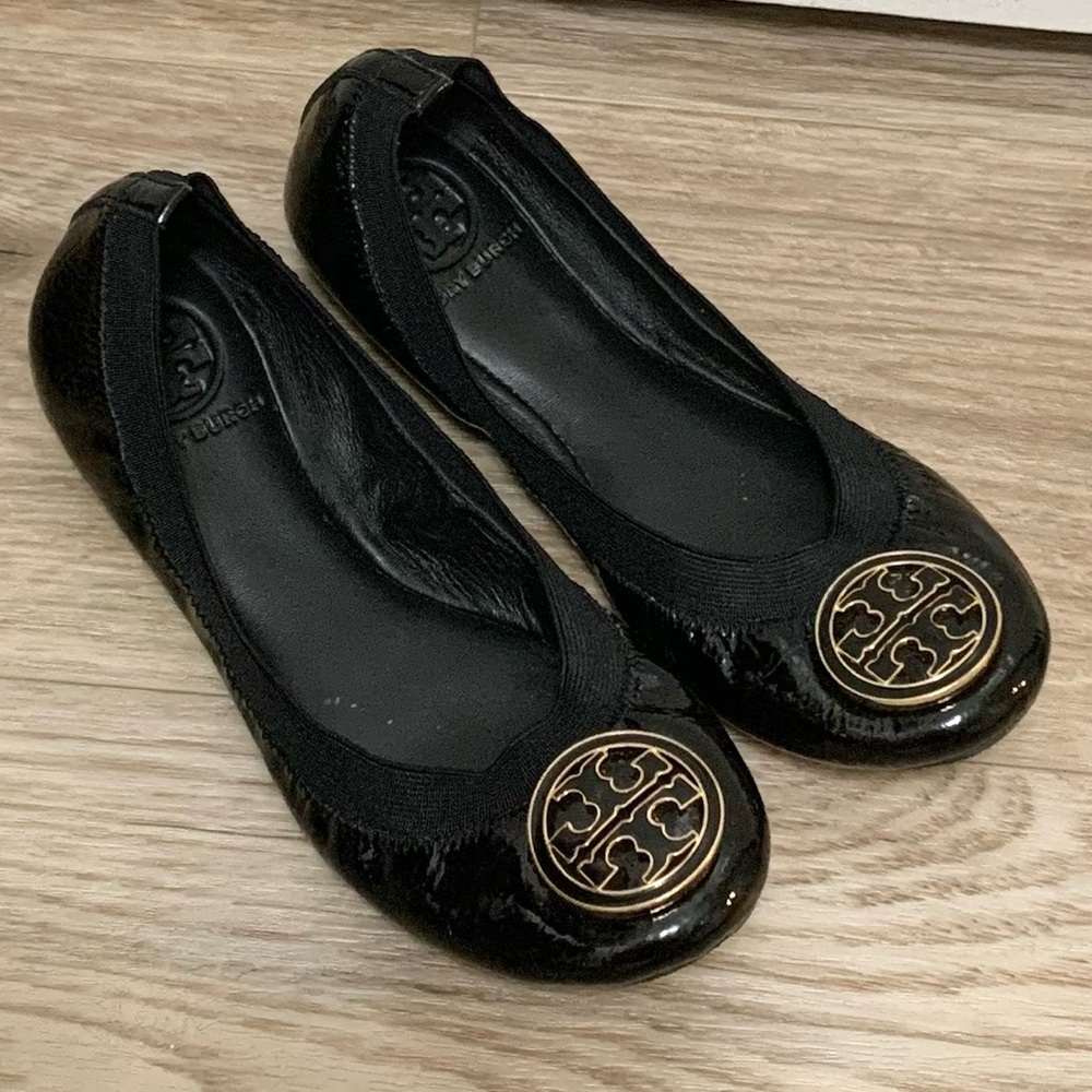 Tory Burch Caroline 5.5 Patent Black Ballet Flats Gold Logo Naplak Elastic
